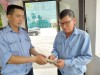 Tổ bảo vệ tiến hành bàn giao lại số tiền cho bệnh nhân đánh rơi